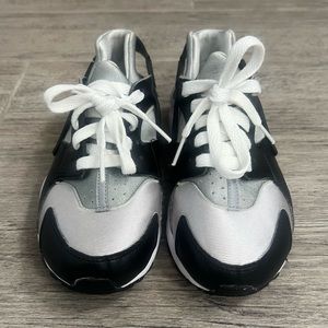 Boys Nike huarache barely worn size 3.5